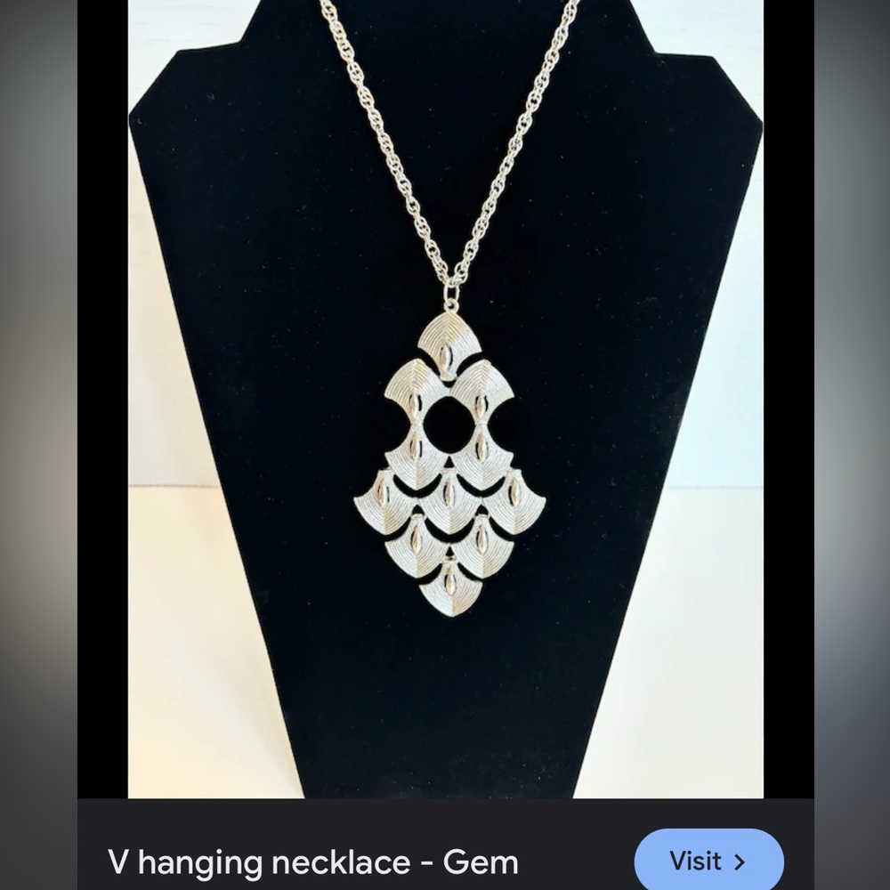Rare find V hanging gem necklace on chain!